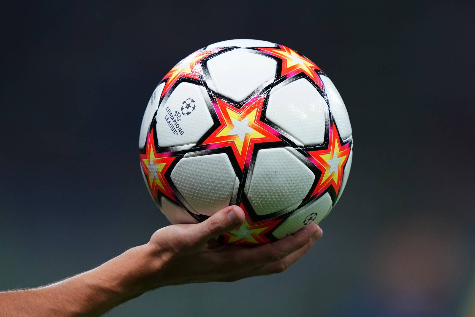 Представлен мяч финала Лиги чемпионов, на который нанесены изображения архитектуры Санкт-Петербурга